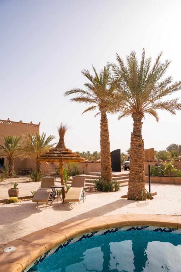 Riadsuerteloca Merzouga Hassilabied Exteriör bild The resort's main courtyard